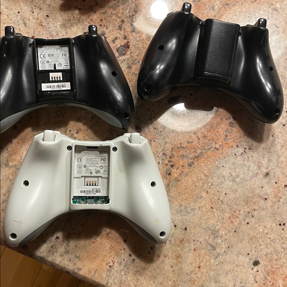3 Xbox. Controllers - Picture 2 of 2